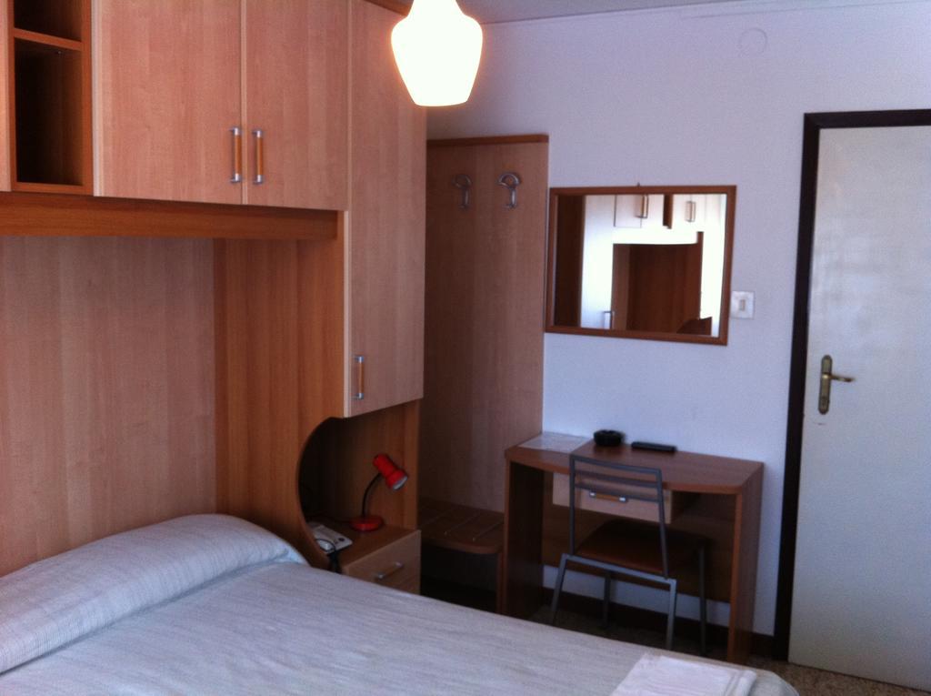 לידו די ג'סולו Hotel Britannia חדר תמונה