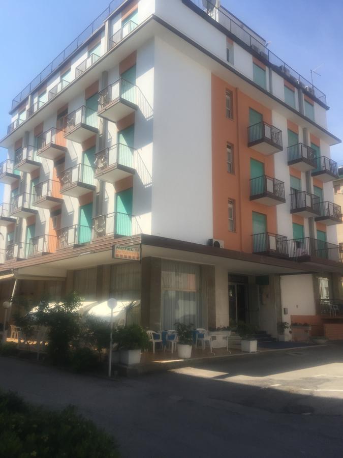 לידו די ג'סולו Hotel Britannia מראה חיצוני תמונה